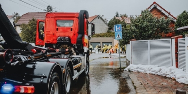 Izmir-Yeni-Foca8217da-Saganak-Yagis-Sele-Donustu-Araclar-Sular-Altinda-featured