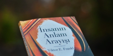 Modern-Dunya-Anlam-Krizinin-Pencesinde-Neden-Derinlik-Yitirildi-featured